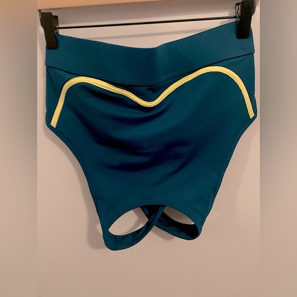 Fabletics Blare Crossover Bra - Picture 1 of 2